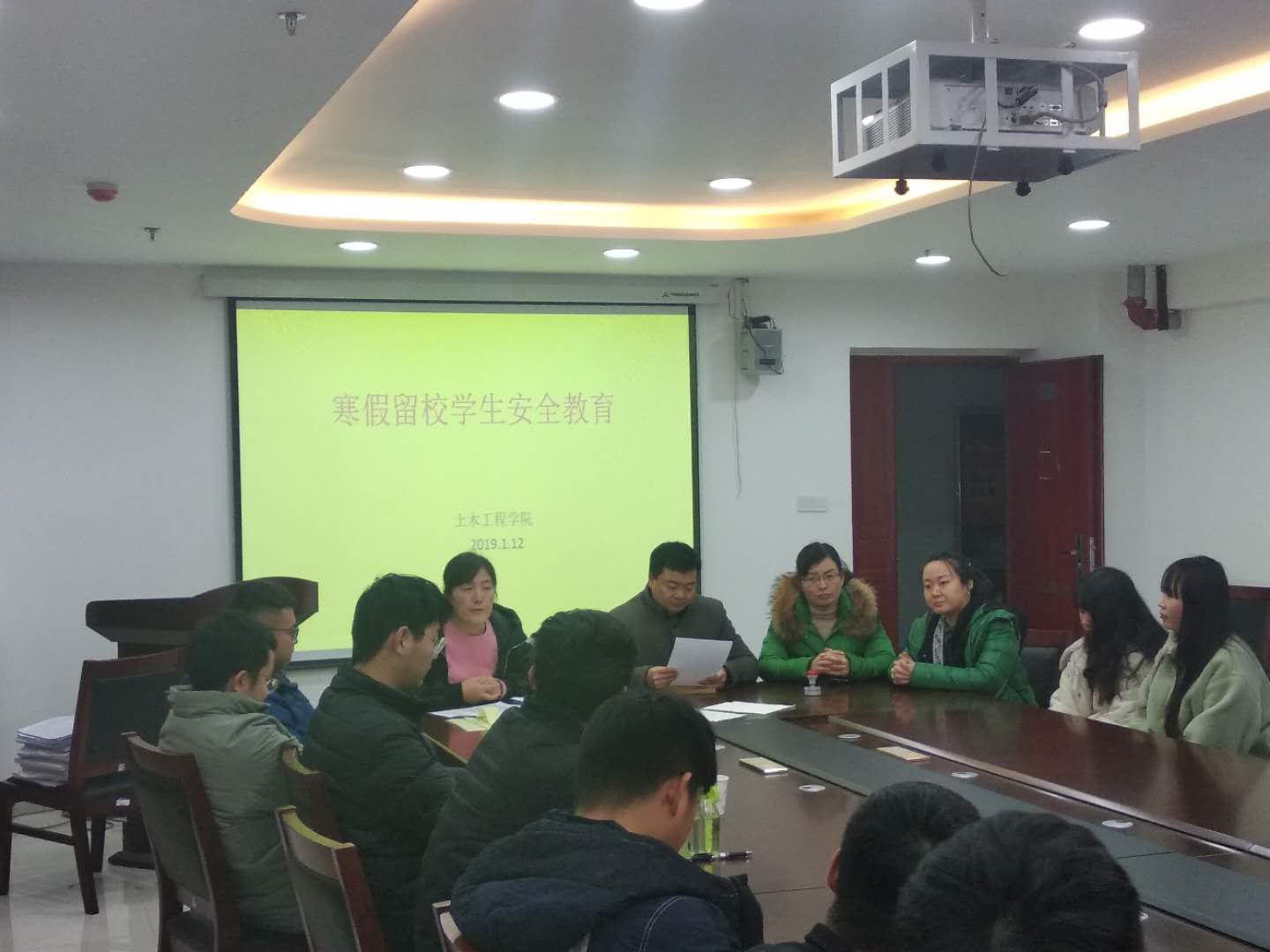 王运涛副书记给员工做安全教育