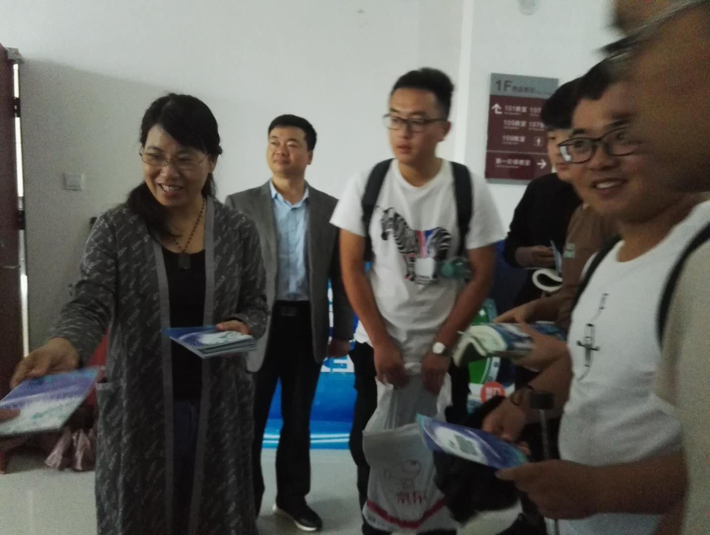 发放网络安全知识手册