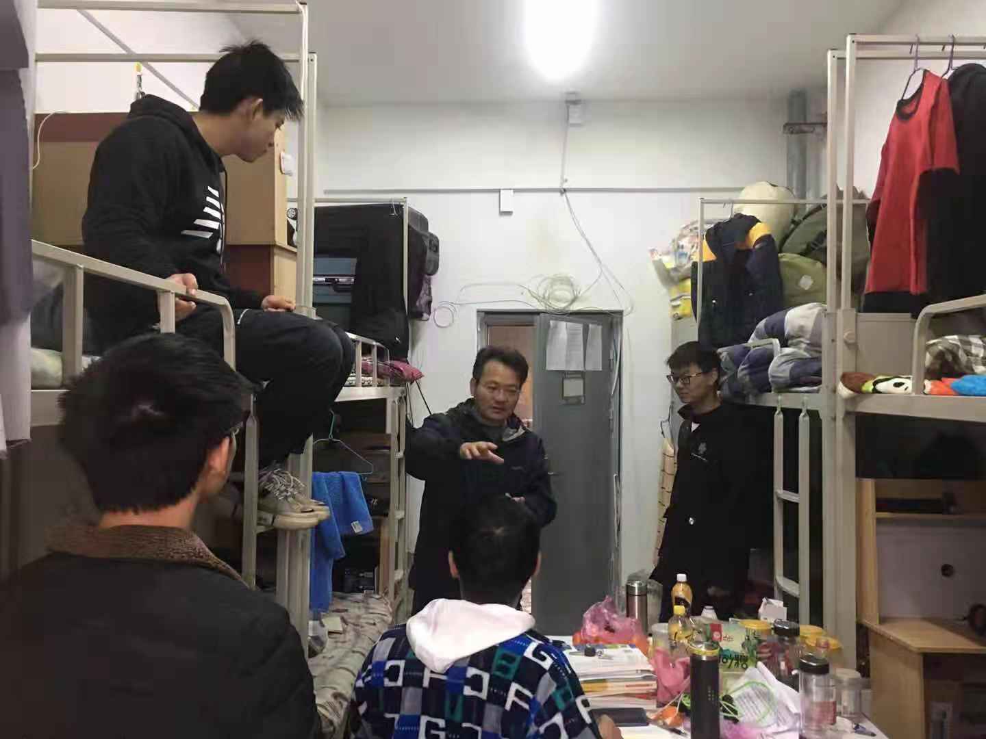 范经理为员工讲解宿舍管理规定